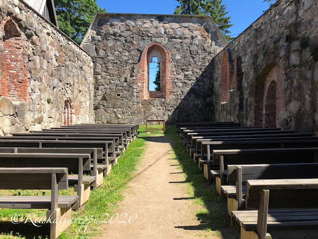 Kirkkosalissa penkit kertoivat Rauniokirkon toimivansta käytöstä